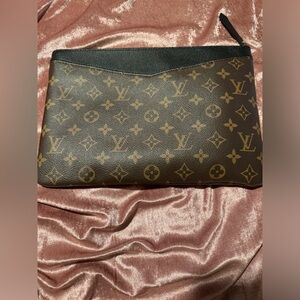 LV DAILY POUCH